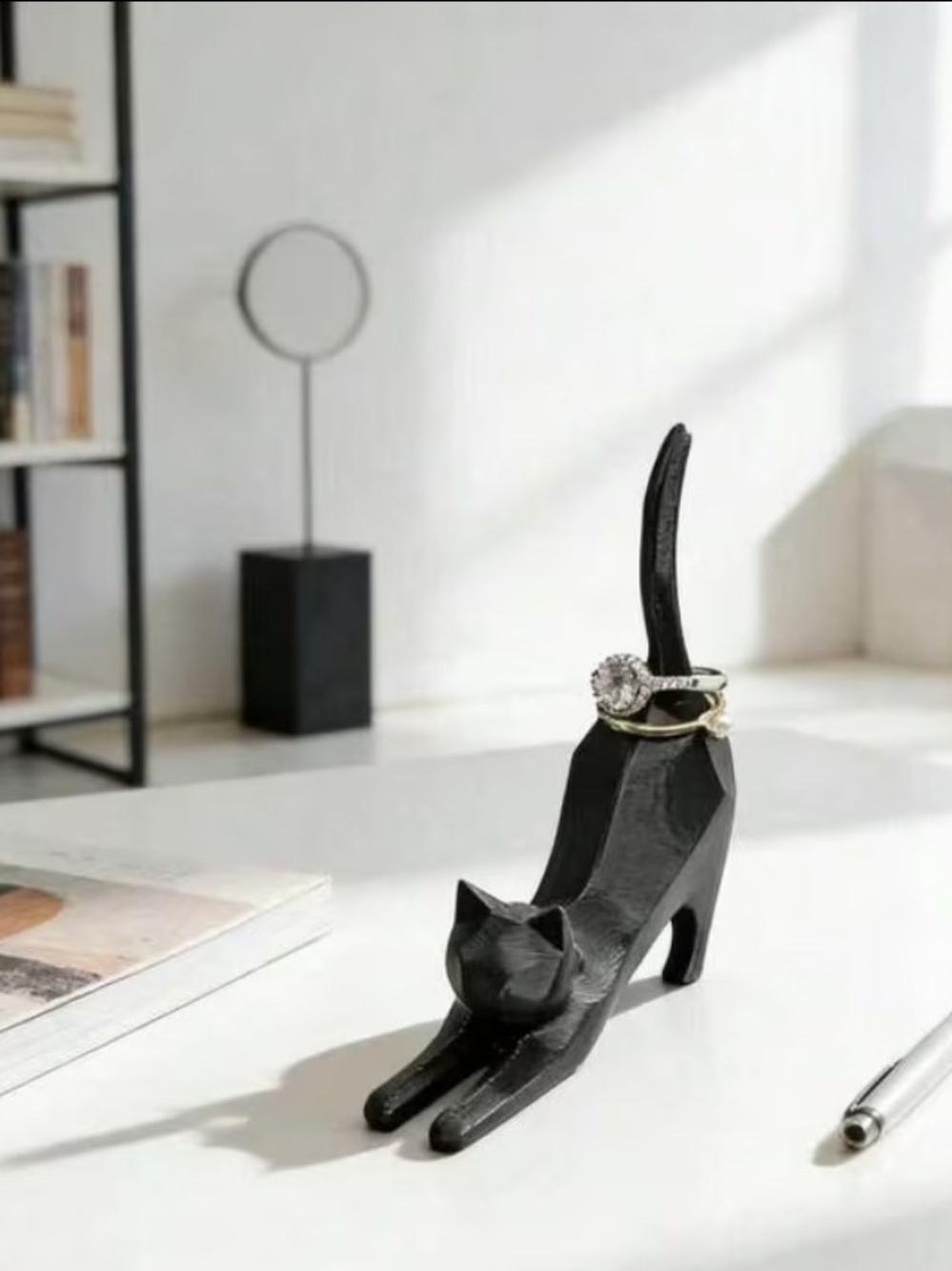 Black Cat Ring Holder –Glossy Resin Jewelry Stand – Modern Minimalist Cat Figure